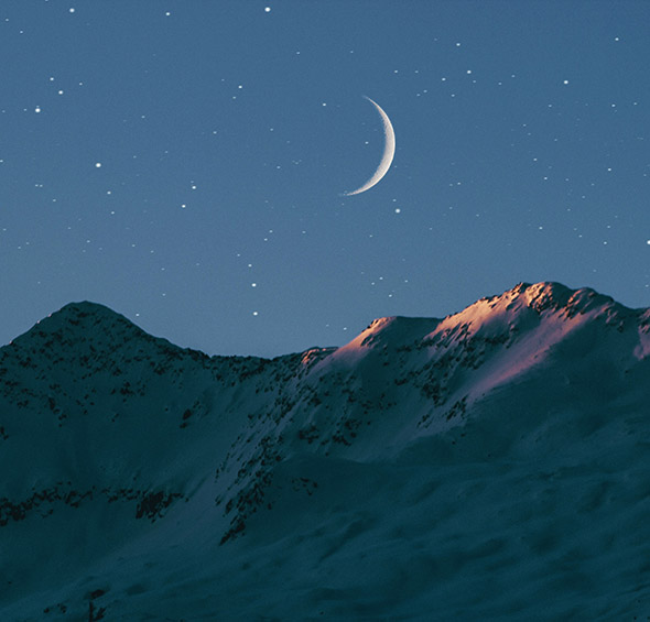 Mond über Bergen